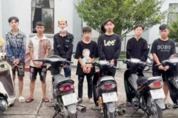 Pháp luật - Dừng xe nghe điện thoại, người đàn ông bị 8 thiếu niên vây cướp xe máy