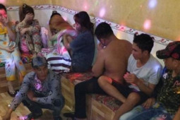 Pháp luật - Kiểm tra quán karaoke, dân chơi phi tang ma túy trong nhà vệ sinh