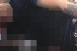 Pháp luật - Nổ lớn tại quán cà phê, thanh niên xăm trổ nằm bất động