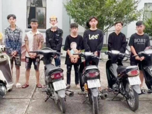 Pháp luật - Dừng xe nghe điện thoại, người đàn ông bị 8 thiếu niên vây cướp xe máy