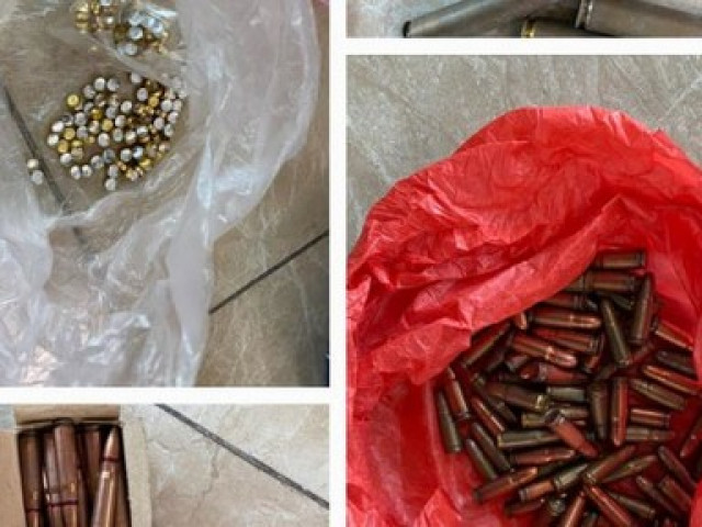 Pháp luật - Bị bắt khi mang súng AK đi bán, thu thêm súng ngắn và hàng trăm viên đạn
