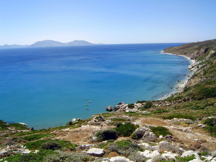 1. Đảo Ikaria, Hy Lạp nằm bên bờ biển Aegean là một địa điểm du lịch nổi tiếng với bãi biển đẹp, ngôi làng đẹp bên trong đẹp như tranh vẽ, cảnh quan thiên nhiên rất hoang sơ.
