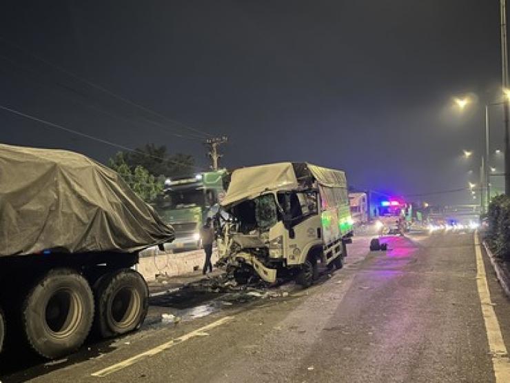 Tin tức trong ngày - TP.HCM: Cabin xe tải nát bét sau cú húc đuôi xe đầu kéo, 3 người thương vong