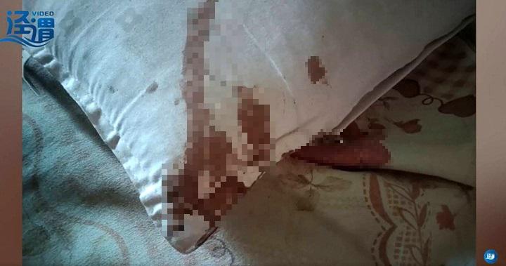 Gối và gia giường của người đàn ông cũng có vết máu.