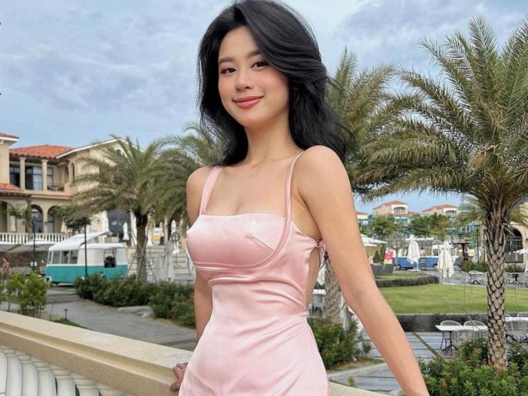 ”Hot girl tạp hoá hot nhất Thanh Hoá” mặc váy lụa dính người đẹp nuột nà phát mê