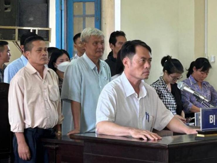 Tin tức trong ngày - Triệu tập giám đốc kho bạc, hơn 100 nhân chứng vụ cựu chủ tịch xã cố ý làm trái