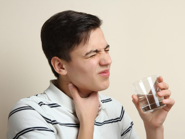 Ho liên tục, viêm họng kéo dài vì trào ngược – Có phải bạn đã mắc sai lầm “cắt ngọn, quên gốc”?