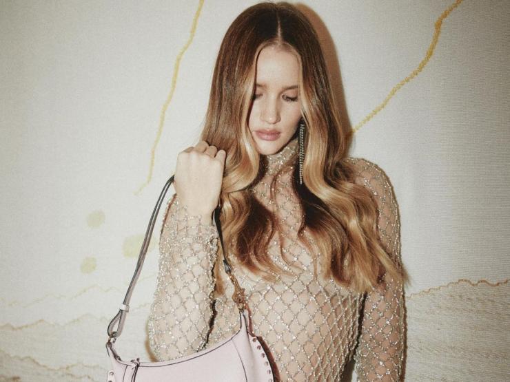 Thời trang - Hôn thê "Người vận chuyển" cao tay khi diện áo đan lưới, không phô mà đẹp sang