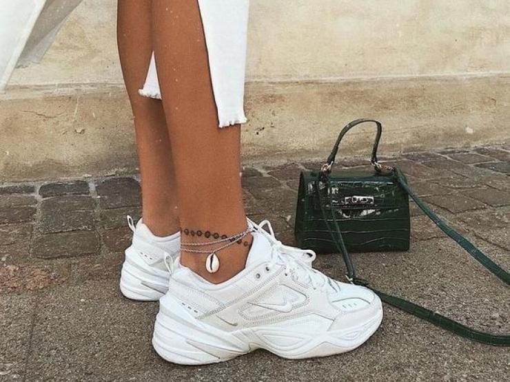 Thời trang - Thú vị với cách "thay áo mới" cho giày sneaker trắng