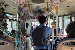 Tin tức trong ngày - Video: 'Chuyến xe buýt Giáng sinh' độc đáo ở TP.HCM