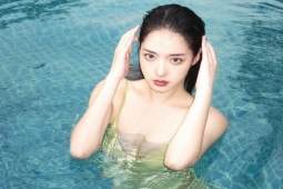 Thời trang - Người đẹp hàng không Trung Quốc khoe da trắng phát sáng với những bộ đồ nữ tính