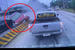 Tin tức trong ngày - Clip: Hành động vội vàng, ô tô húc tung dải phân cách, lật “phơi bụng”