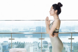 Bảo Anh không ngại đông giá rét vẫn tập yoga đều đều, giữ dáng thon mềm