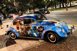 Tin tức ô tô - Fan hâm mộ Argentina "độ xe" bằng hình ảnh của Messi và Maradona