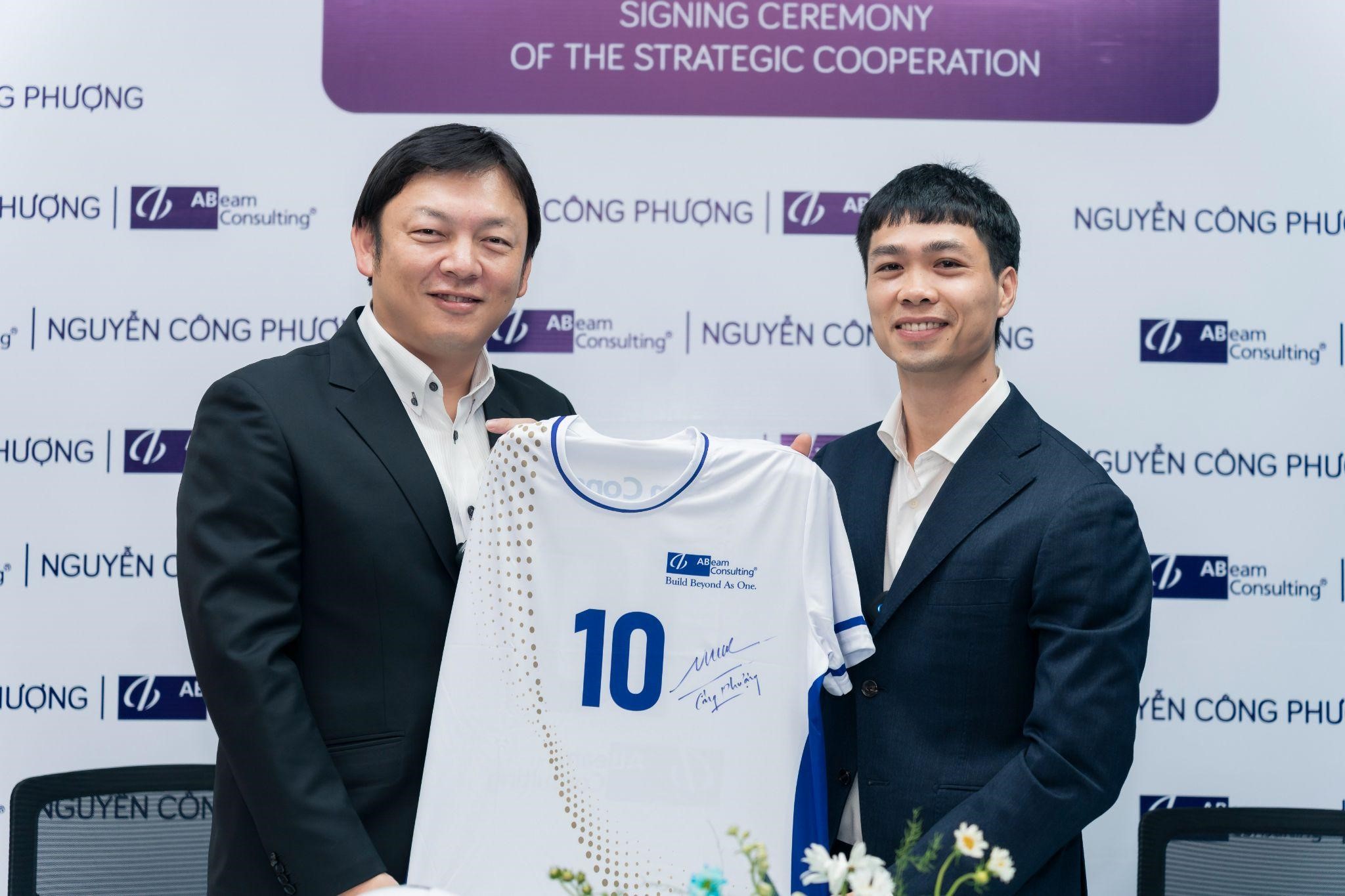 Nam cầu thủ ký tặng lên áo đấu