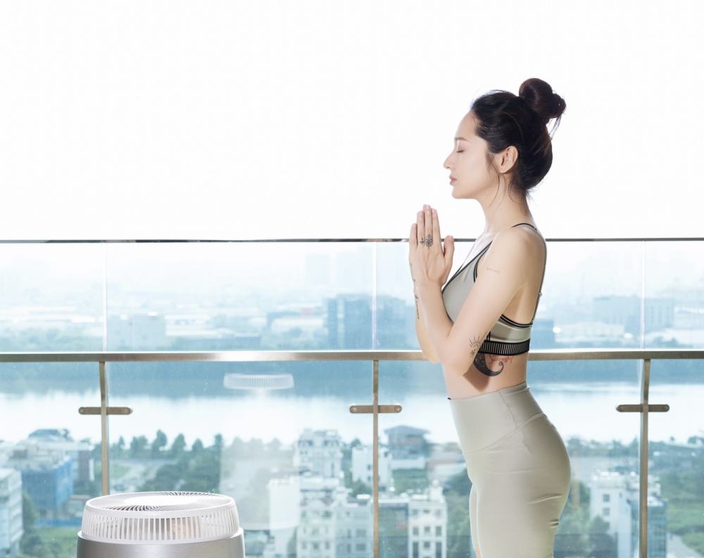 Vóc dáng thon mềm của nữ ca sĩ, không ngại trời đông giá lạnh vẫn tập luyện kiên trì.