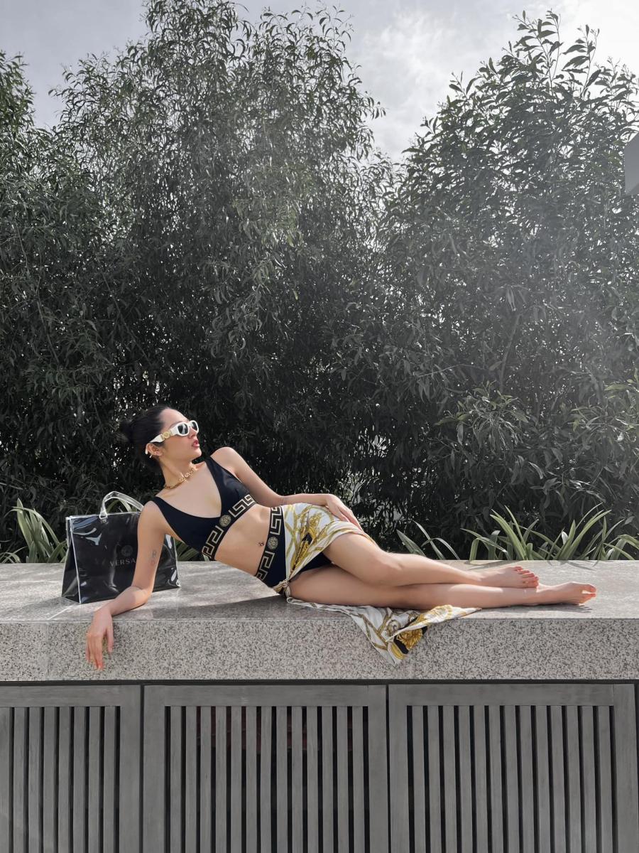 Bảo Anh sở hữu đường rãnh bụng quyến rũ. Có dáng cân đối, nữ ca sĩ tự tin lăng xê nhiều thiết kế tôn dáng.&nbsp;