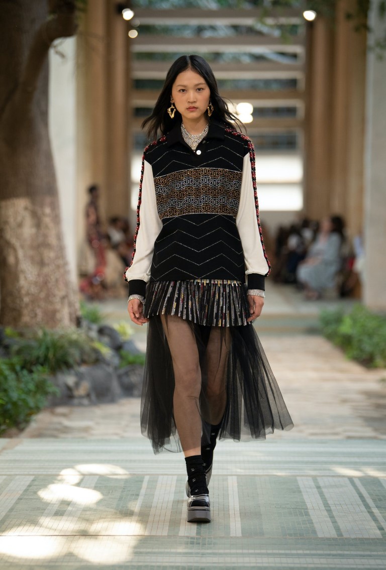 Ngắm vẻ lộng lẫy nức lòng người hâm mộ của Chanel Métiers D'Art Show 2022 - 2