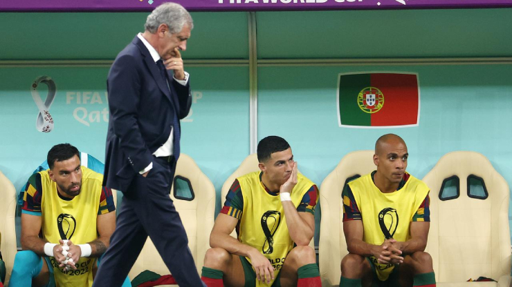 HLV Fernando Santos thừa nhận Ronaldo không hài lòng vì phải ngồi dự bị