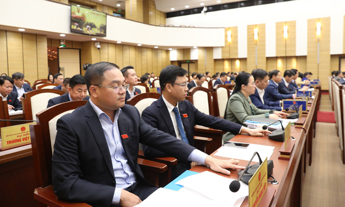 Các đại biểu HĐND thành phố biểu quyết tại phiên họp, sáng 8-12.
