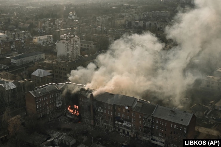 Một dãy nhà bốc cháy ở thành phố Bakhmut hôm 7/12/2022.