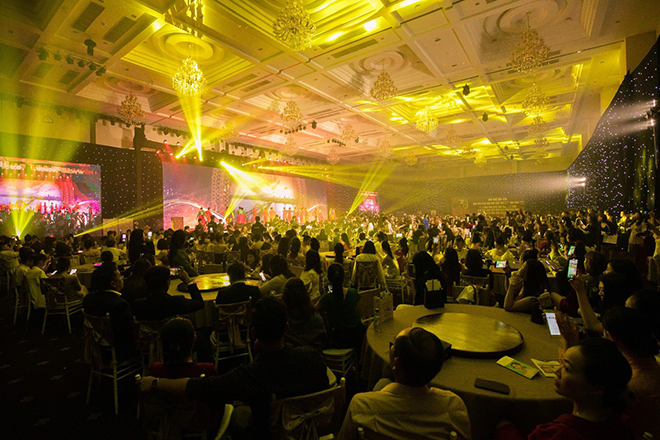 Số lượng khách tham dự kín cả sân khấu