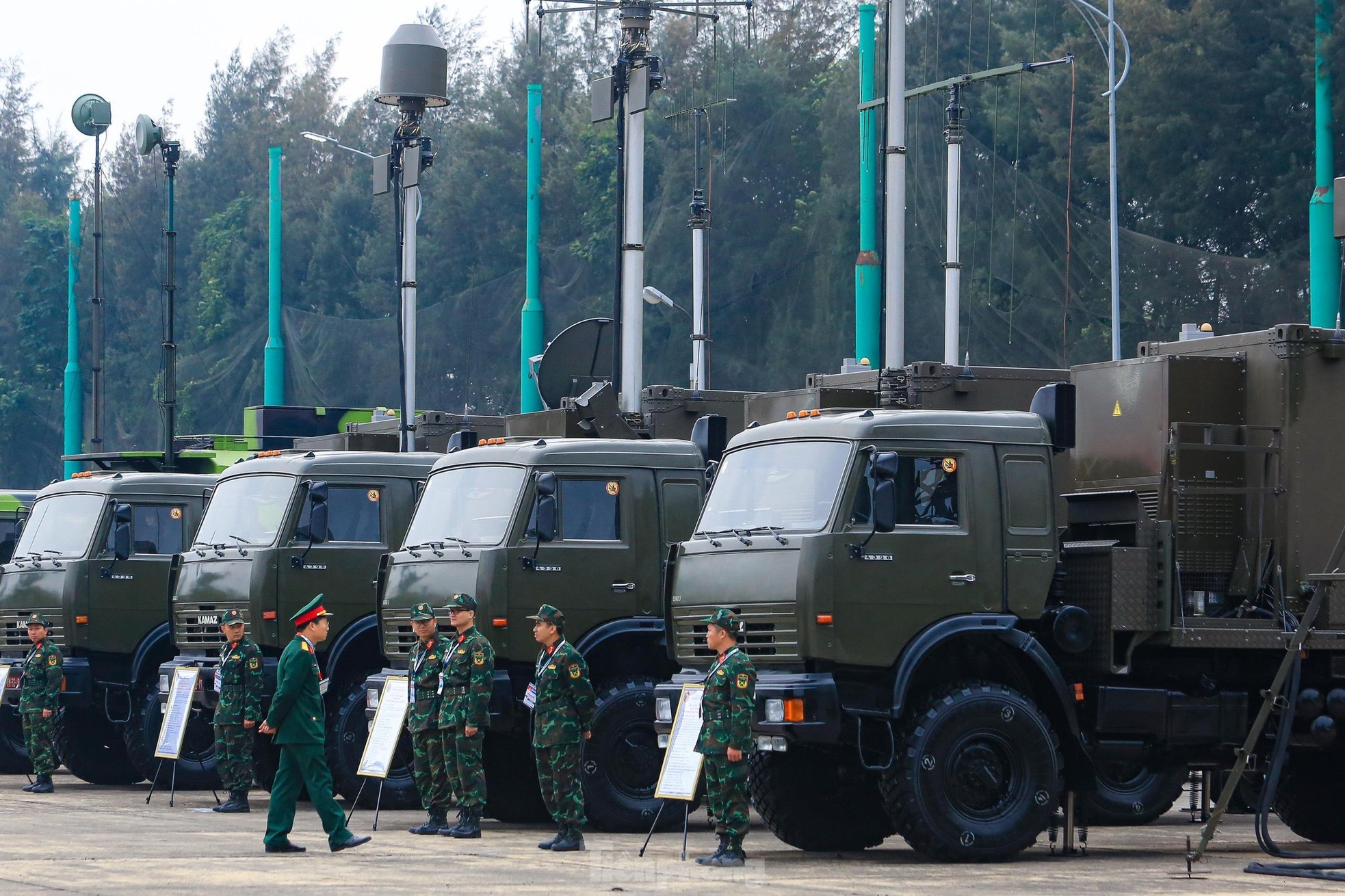 Xuất hiện trong khuôn viên triển lãm là VRS-2DM - radar cảnh giới các mục tiêu bay thấp và rất thấp. Đây là một trong nhiều sản phẩm quốc phòng được Tập đoàn Công nghiệp - Viễn thông Quân đội Viettel nghiên cứu, thiết kế và sản xuất.