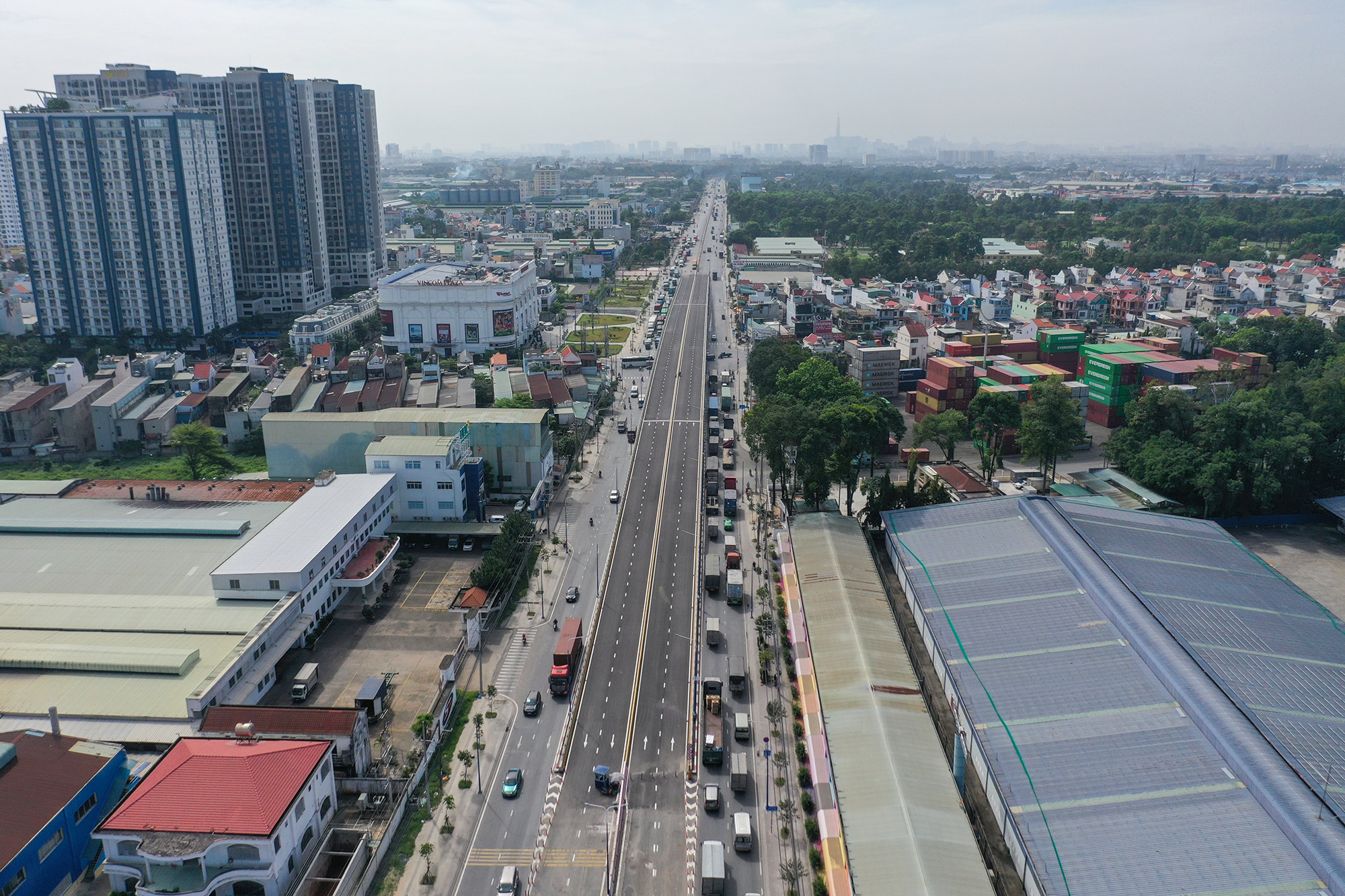 Cầu vượt thép ngã tư 550 được khởi công từ&nbsp;tháng 1/2022, với tổng mức đầu tư hơn 140 tỷ đồng, do Tổng công ty Đầu tư và Phát triển Công nghiệp Becamex IDC làm chủ đầu tư. Hiện công trình đã hoàn thành từ cuối tháng 10.