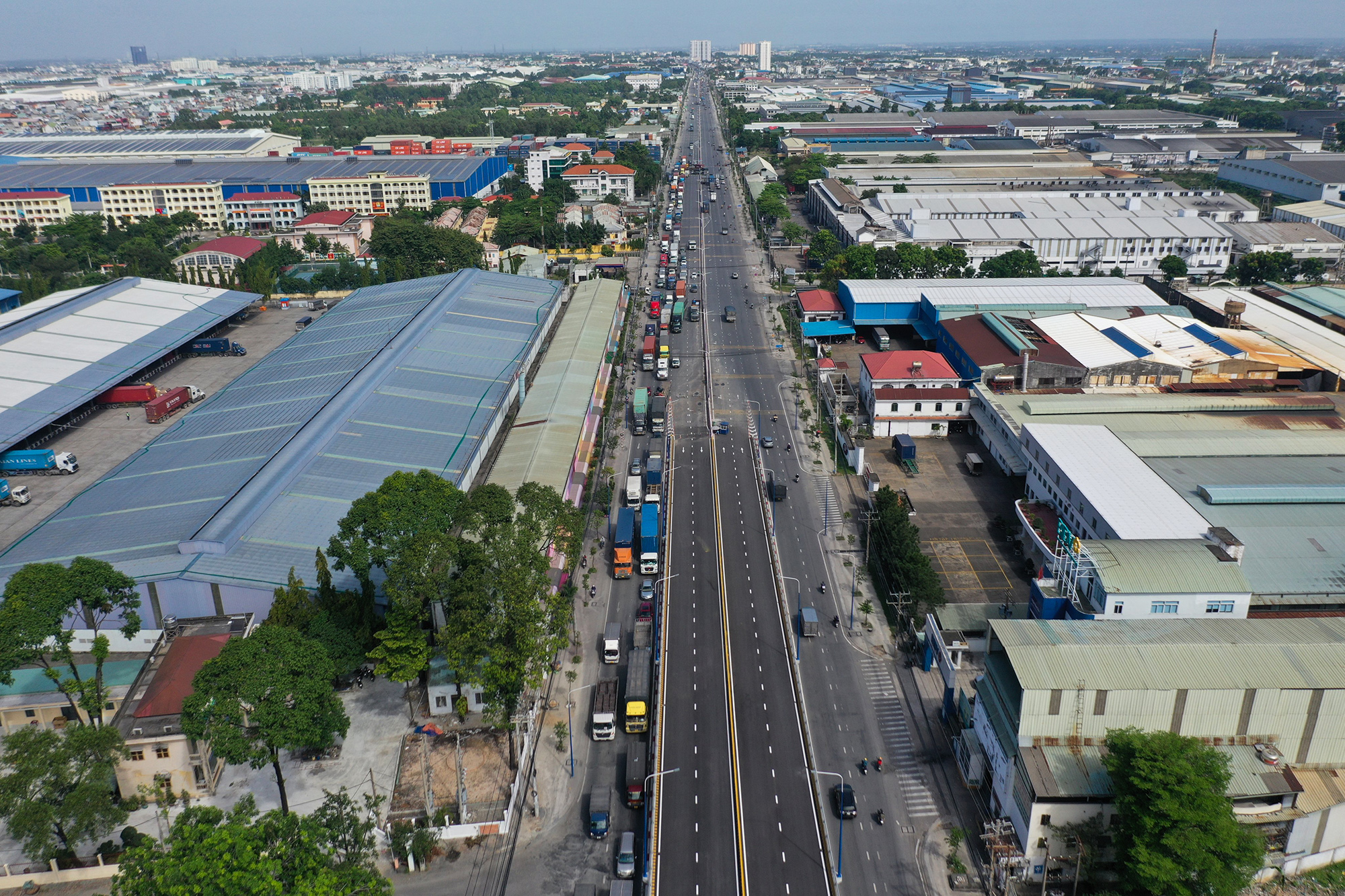 Ngã tư 550, một trong những ngã tư có mật độ phương tiện di chuyển dày đặc, tuyến đường trọng điểm kết nối 3 tỉnh Đông Nam bộ. Hai tuyến đường ĐT 743 và ĐT 743B đã được nâng cấp, mở rộng toàn tuyến. Trong đó tuyến huyết mạch ĐT 743 có lưu lượng phương tiện rất đông, nhất là container chở hàng hoá ra vào các khu công nghiệp lớn.
