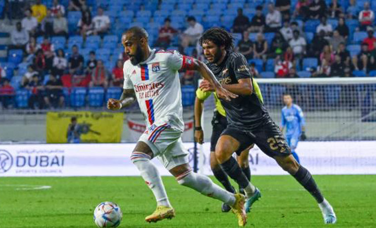 Alexandre Lacazette (áo trắng) bất lực khi đối đầu đội bóng cũ Arsenal