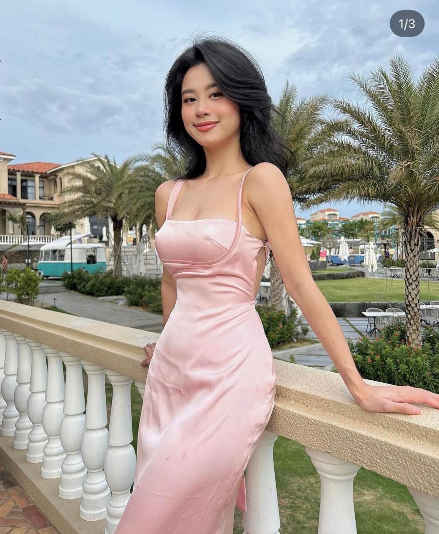 Hàn Hằng khoe thân hình quyến rũ với váy lụa màu hồng nữ tính.