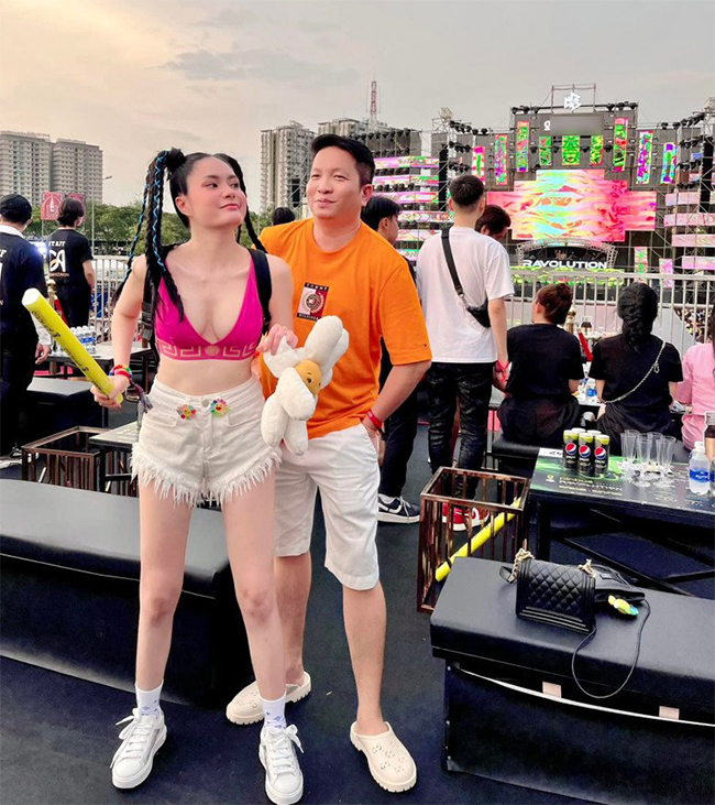 Đoàn Di Băng diện áo tắm thể thao màu hồng, quần shorts tua rua và giày thể thao trắng xinh xắn. Trên tay nữ đại gia quận 7 là cặp đồng hồ G-Shock đắt đỏ.