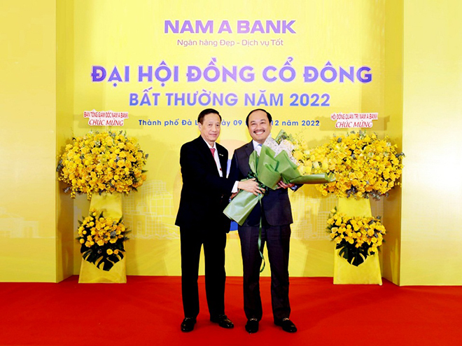 Ông Phan Đình Tân đại diện HĐQT nhiệm kỳ cũ tặng hoa chúc mừng tân Chủ tịch HĐQT Ông Trần Ngô Phúc Vũ
