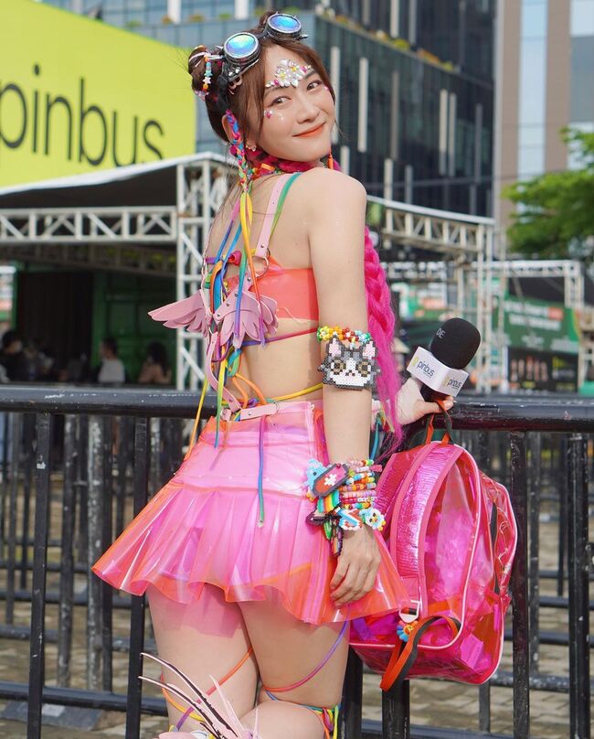 Lê Bống diện trang phục tone hồng kẹo ngọt khi làm MC hiện trường cho một lễ hội âm nhạc ngoài trời.
