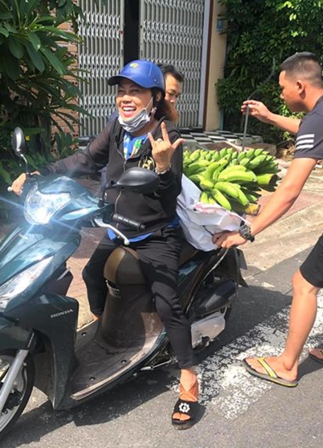 Vài năm trở lại đây cô chủ yếu sống ở Kon Tum, thi thoảng lên TP.HCM&nbsp;hay đi một số tỉnh để biểu diễn. Ngoài ra, cô vẫn phụ giúp hai con trai và con dâu việc trông nom các cháu cũng như nấu nướng, phụ việc nhà dù không làm được việc nặng.
