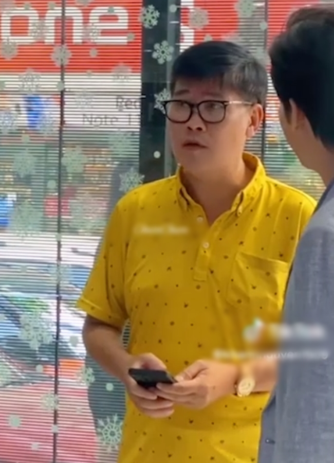 Mới đây, trên trên MXH TikTok lan truyền đoạn clip ghi lại hình ảnh Phước Sang tham dự một sự kiện. Đây là lần hiếm hoi anh xuất hiện trước truyền thông kể từ sau biến cố vỡ nợ, ly hôn.

