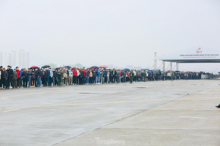 10/12, ngày cuối cùng Triển lãm Quốc phòng quốc tế Việt Nam mở cửa miễn phí đón khách tham quan, đông đúc người dân đã đội mưa có mặt xếp hàng từ sáng sớm trước cổng để chờ vào.
