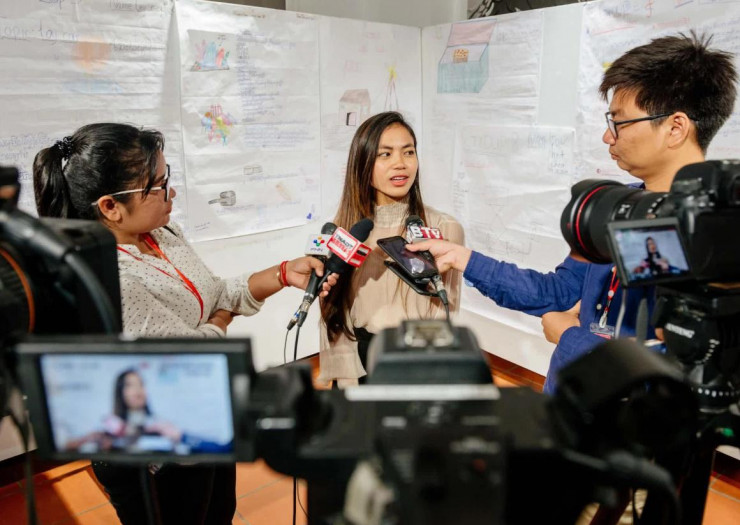 Cô bé nhặt rác đổi đời chỉ nhờ một nụ cười: Cuộc sống đáng ngưỡng mộ sau 15 năm nỗ lực - 6