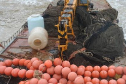 Tin tức trong ngày - Có gì trên chiếc tàu sắt tiền tỉ, không người lái dạt vào bờ biển Quảng Trị?