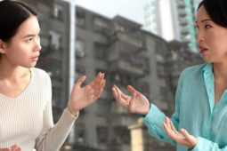 Giáo dục - du học - Cô gái uất ức rời nhà vì mẹ bắt giao tiền tiết kiệm để mua nhà cho anh trai: Cha mẹ đối xử không công bằng giữa các con sẽ để lại hậu quả gì?