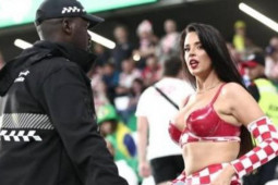 Đời sống Showbiz - Mặc phản cảm, người mẫu bị cấm chụp hình trên khán đài World Cup