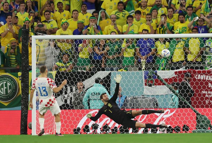 Hòa nhau sau 120 phút, Brazil và Croatia phân định thắng thua bằng phạt đền. Vlasic là cầu thủ sút đầu tiên và đánh lừa được Alisson giúp Croatia vượt lên dẫn 1-0.