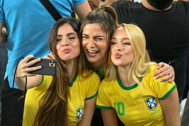 Chùm ảnh: Dàn mỹ nữ Brazil khoe sắc lần cuối trên khán đài World Cup 2022 - 3