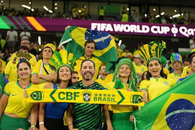 Chùm ảnh: Dàn mỹ nữ Brazil khoe sắc lần cuối trên khán đài World Cup 2022 - 7