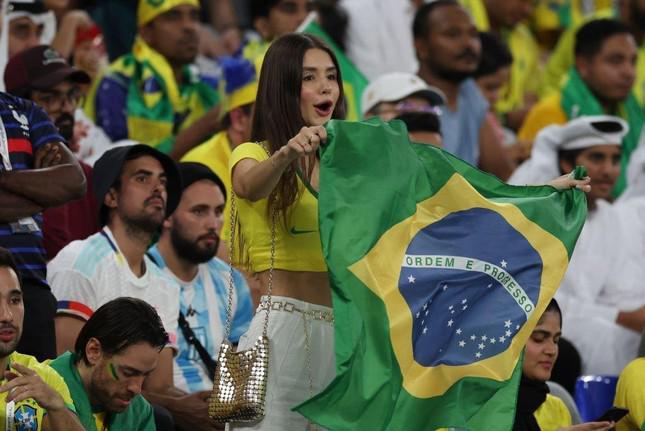 Nhiệt tình cổ vũ cho Neymar và các đồng đội.