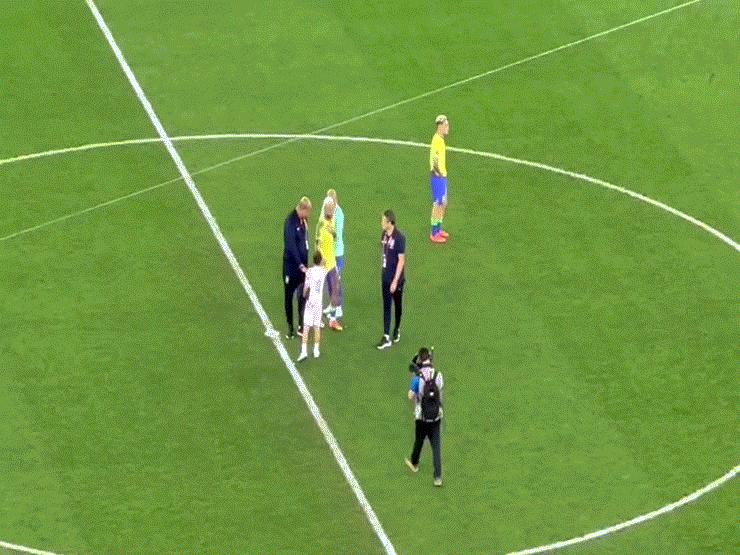 Video: Phản ứng của Neymar với con trai tuyển thủ Croatia gây sốt