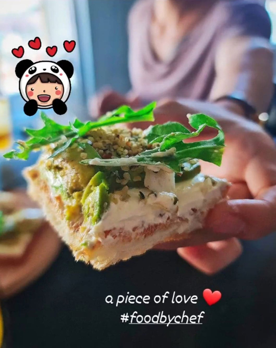 Khi khác, đích thân Huy Trần lại một lần nữa khiến trái tim Ngô Thanh Vân tan chảy khi chế biến cho cô món sandwich cùng bơ, rau rocket, hạt gai dầu vào bữa sáng. Nếu như bơ là loại quả giúp no lâu, giàu chất chống oxy hóa thì rau rocket cũng là loại rau tốt cho sức khỏe, giàu vitamin, kích thích da sản sinh collagen, ngừa lão hóa; còn hạt gai dầu có chứa omega-6 và omega-3 theo tỷ lệ 3:1 giúp giảm khô da, cải thiện tình trạng da kích ứng.