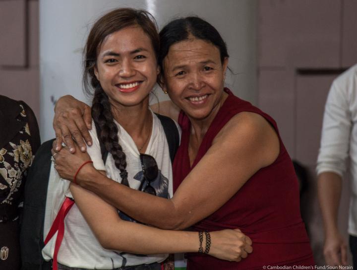 Cô bé nhặt rác đổi đời chỉ nhờ một nụ cười: Cuộc sống đáng ngưỡng mộ sau 15 năm nỗ lực - 3