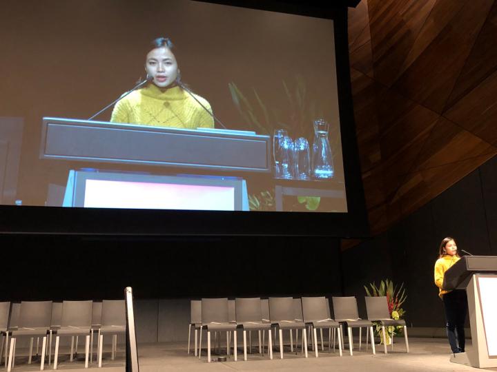 Cô bé nhặt rác đổi đời chỉ nhờ một nụ cười: Cuộc sống đáng ngưỡng mộ sau 15 năm nỗ lực - 5