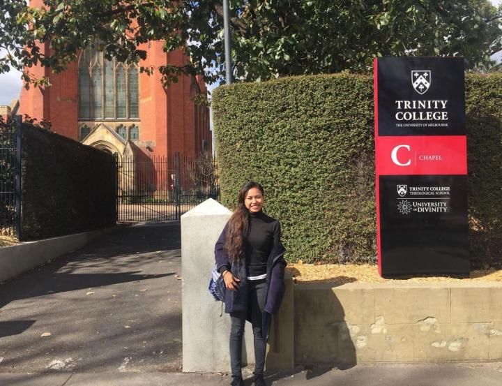 Cô bé nhặt rác đổi đời chỉ nhờ một nụ cười: Cuộc sống đáng ngưỡng mộ sau 15 năm nỗ lực - 4